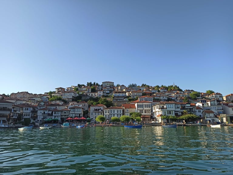Фотографија од стариот дел на Охрид направена од езерото.