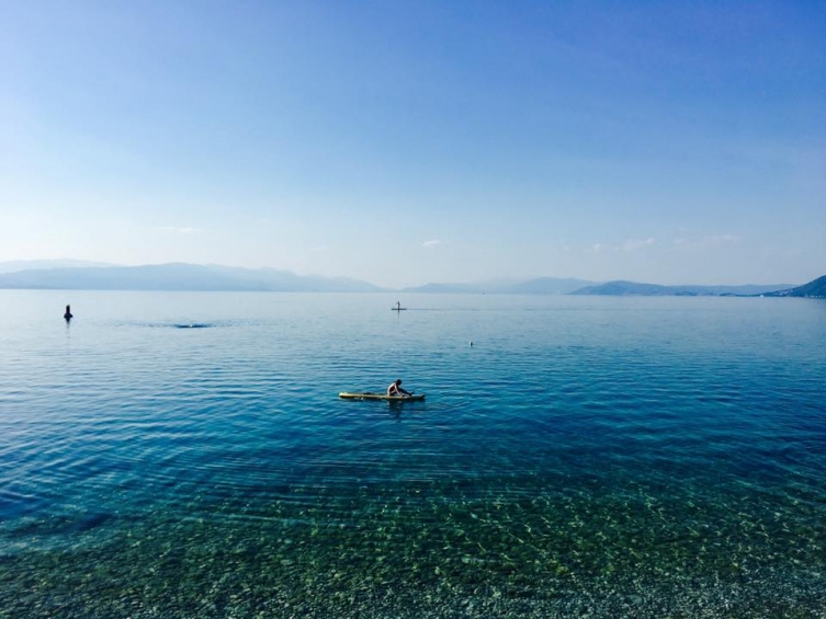 Кајакар плови по Охридско Езеро.