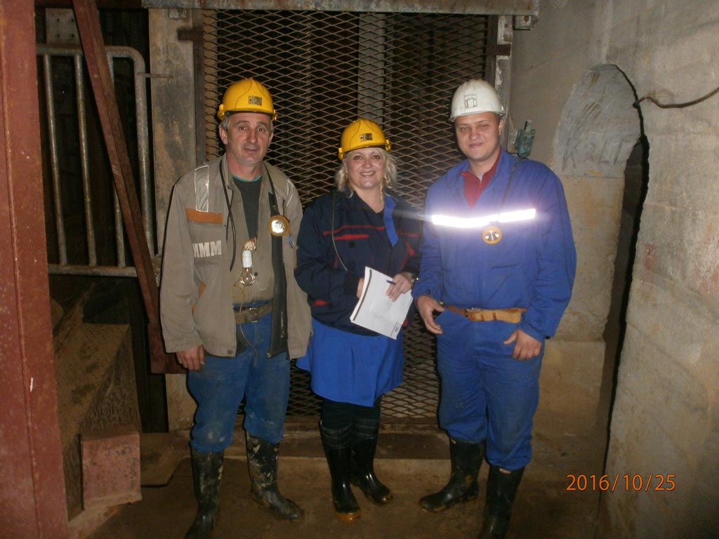 Фотографија од Соња Ангелевска со двајца колеги, на терен, во работничка облека и шлемови